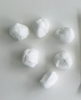Bolas de gasa para limpieza de heridas y absorción de líquidos.